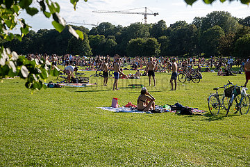Corona Virus: Menschenmassen im Park in München