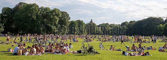 Corona Virus: Menschenmassen im Park in München