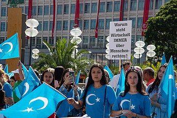 Uiguren demonstrieren in München gegen die chinesische Unterdrückung