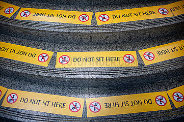 Singapur  Republik Singapur  Gelbe Verbotsschilder untersagen das Sitzen auf Stufen