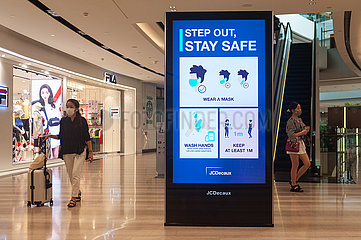 Singapur  Republik Singapur  Digitaler Screen zu Vorsichtsmassnahmen im Jewel Terminal am Flughafen Changi