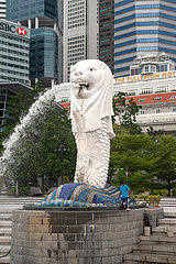 Singapur  Republik Singapur  Arbeitsmigrant reinigt Merlion-Statue in Marina Bay nach der Ausgangsbeschraenkung