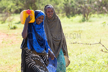 Gabradahidan  Somali Region  Aethiopien - Trinkwasserversorgung mit Wasserkanistern