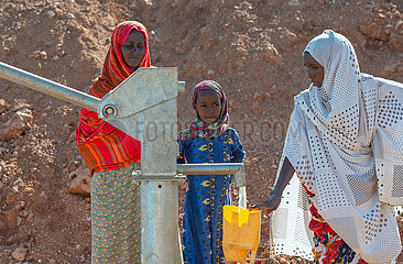 Gabradahidan  Somali Region  Aethiopien - Trinkwasserversorgung an einer Zisterne  Duerre