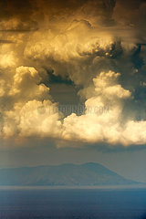 Tindari  Italien - Wolken ueber Vulcano  Sizilien