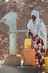 Gabradahidan  Somali Region  Aethiopien - Trinkwasserversorgung an einer Zisterne  Duerre
