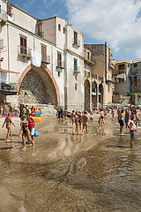 Cefalu  Italien - Tourismus am Stadtstrand  Sizilien
