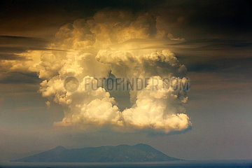 Tindari  Italien - Wolken ueber Vulcano  Sizilien