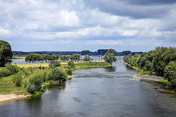 Lippe  renaturieres Flussauengebiet an der Lippemuendung in den Rhein  Wesel  Niederrhein  Nordrhein-Westfalen  Deutschland