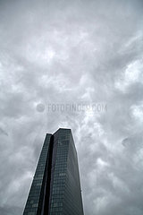 Deutschland  Frankfurt am Main - Europaeische Zentralbank unter duesterem Himmel