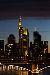 Deutschland  Frankfurt am Main - Skyline des Finanzviertels in der City in der Abenddaemmerung mit der Zentrale der Commerzbank AG  vorne der Main