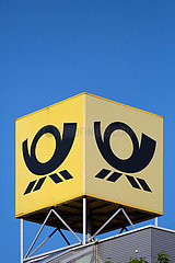 Deutschland  Bremen - Post-Logo auf dem Dach eines Verteilerzentrums der Deutsche Post AG