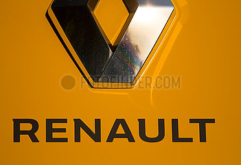 Deutschland  Bremen - Renault-Logo bei einem Autohaus