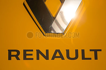Deutschland  Bremen - Renault-Logo bei einem Autohaus