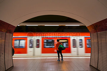 Deutschland  Frankfurt am Main - S-Bahn-Station im Untergrund  Zug faehrt ein