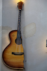 Deutschland  Bremen - Symbol einer Gitarre an dser Wand ueber einem Gitarrengeschaeft
