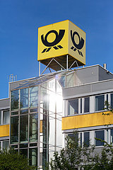 Deutschland  Bremen - Post-Logo auf dem Dach eines Verteilerzentrums der Deutsche Post AG