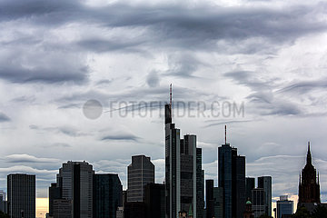 Deutschland  Frankfurt am Main - Dunkle Wolken ueber der skyline der Stadt
