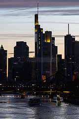 Deutschland  Frankfurt am Main - Skyline des Finanzviertels in der City in der Abenddaemmerung mit der Zentrale der Commerzbank AG  vorne der Main