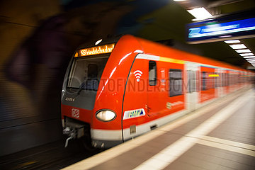 Deutschland  Frankfurt am Main - S-Bahn-Station im Untergrund  Zug faehrt ein