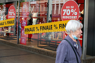 Menschen shoppen in München
