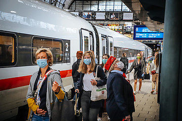 Maskenpflicht und Social Distancing in der U-Bahn