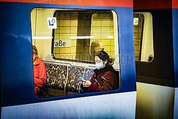 Maskenpflicht und Social Distancing in der U-Bahn