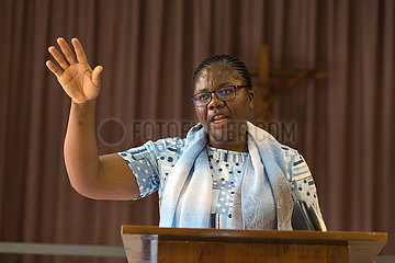 Pretoria  Suedafrika - Pastorin Rosalie Madika  Gottesdienst