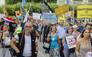 Coronaleugner demonstrieren in Zeiten der Coronapandemie  Duesseldorf  Nordrhein-Westfalen  Deutschland