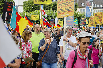 Coronaleugner demonstrieren in Zeiten der Coronapandemie  Duesseldorf  Nordrhein-Westfalen  Deutschland
