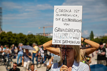 Corona Rebellen demonstrieren auf der Theresienwiese