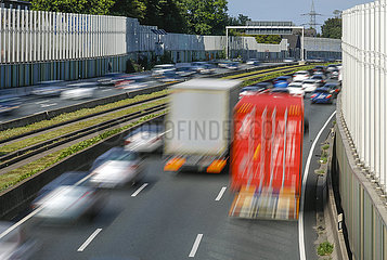 Berufsverkehr auf der Autobahn A40  Essen  Ruhrgebiet  Nordrhein-Westfalen  Deutschland