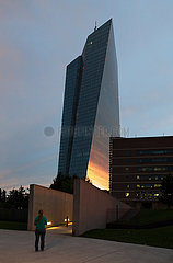 Deutschland  Frankfurt am Main - Suedseite der Europaeischen Zentralbank (EZB) im Sonnenuntergang