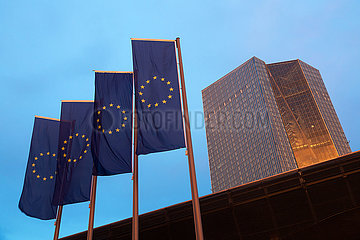 Deutschland  Frankfurt am Main - EU-Flaggen vor der Europaeischen Zentralbank (EZB)