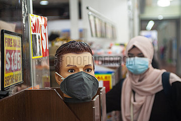 Singapur  Republik Singapur  In einem Geschaeft werden Mundschutzmasken verkauft