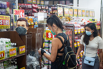Singapur  Republik Singapur  In einem Geschaeft werden Mundschutzmasken verkauft