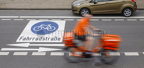 Fahrradfahrer fahren auf neuer Fahrradstrasse mit frisch aufgebrachten Piktogrammen  Essen  Nordrhein-Westfalen  Deutschland
