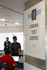 Deutschland  Bremen - Corona Test Center mit PCR-Test am Flughafen fuer Reiserueckkehrer wird durch medizinisch geschultes Personal durchgefuehrt