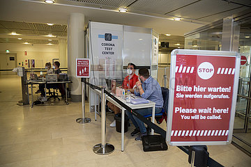Deutschland  Bremen - Corona Test Center mit PCR-Test am Flughafen fuer Reiserueckkehrer wird durch medizinisch geschultes Personal durchgefuehrt