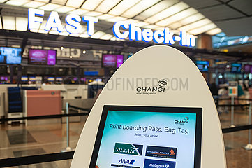 Singapur  Republik Singapur  Fast Check-in-Automat im Terminal 2 am Flughafen Changi