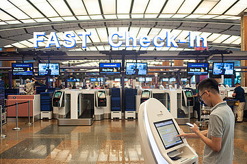 Singapur  Republik Singapur  Fast Check-in-Automaten im Terminal 2 am Flughafen Changi