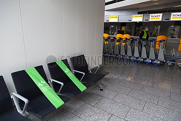 Deutschland  Frankfurt am Main - Wegen Corona gesperrte Sitze am Flughafen Frankfurt