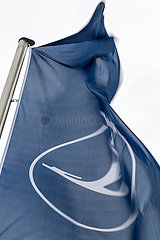 Deutschland  Frankfurt am Main - Fahne der Lufthansa im Wind am Flughafen Frankfurt