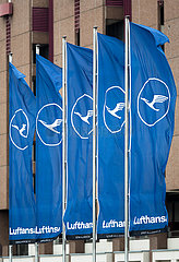 Deutschland  Frankfurt am Main - Fahnen der Lufthansa im Wind am Flughafen Frankfurt