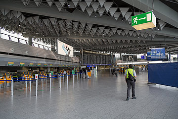 Deutschland  Frankfurt am Main - Kaum Betrieb im Terminal 1 (departures) am Flughafen Frankfurt wegen der Coronakrise