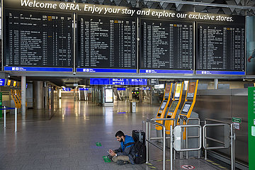 Deutschland  Frankfurt am Main - Einsamer Passagier im Terminal 1 (departures) am Flughafen Frankfurt wegen der Coronakrise