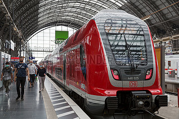 Deutschland  Frankfurt am Main - Frankfurt (Main) Hauptbahnhof  Regionalbahn der Deutschen Bahn  Passagier mit Mundschutz