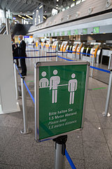 Deutschland  Frankfurt am Main - Leere Check-In-Schalter der Lufthansa im Terminal 1 (departures) am Flughafen Frankfurt wegen der Coronakrise