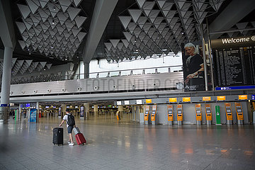 Deutschland  Frankfurt am Main - Einsamer Passagier im Terminal 1 (departures) am Flughafen Frankfurt wegen der Coronakrise