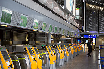 Deutschland  Frankfurt am Main - Leere Check-In-Schalter der Lufthansa im Terminal 1 (departures) am Flughafen Frankfurt wegen der Coronakrise